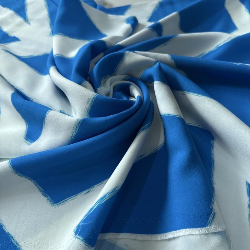 Tecido Viscose Estampada Geométrico Santorini Azul e Off White •