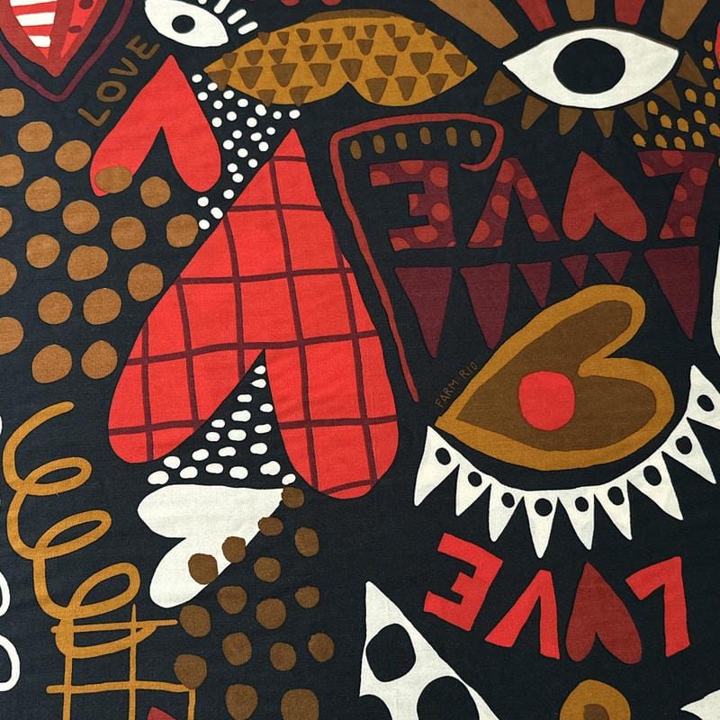 Tecido Viscose Estampada Corações Artísticos Preto e Vermelho •