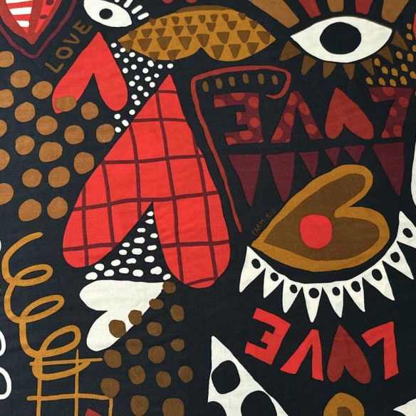 Tecido Viscose Estampada Corações Artísticos Preto e Vermelho •