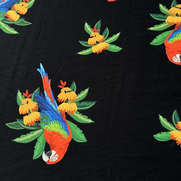 Tecido Viscose Estampada Araras Tropicais Fundo Preto • Conexão