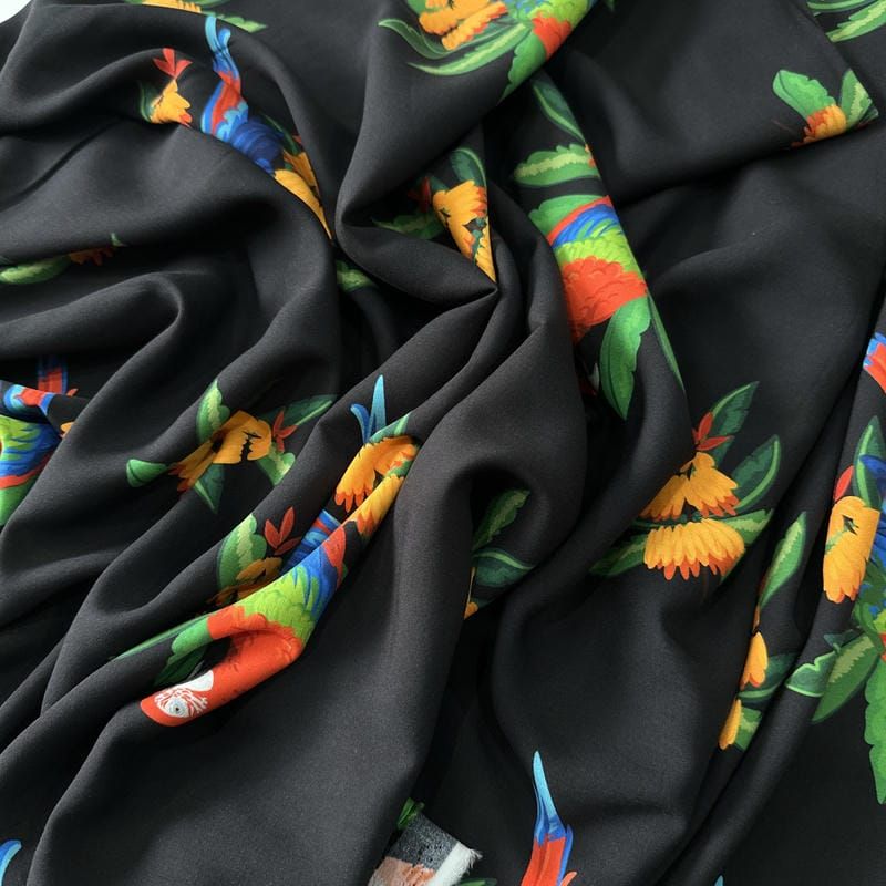 Tecido Viscose Estampada Araras Tropicais Fundo Preto • Conexão