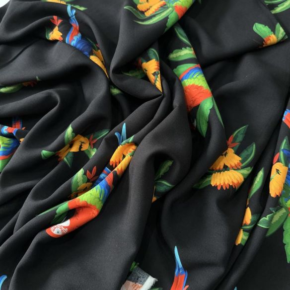 Tecido Viscose Estampada Araras Tropicais Fundo Preto • Conexão