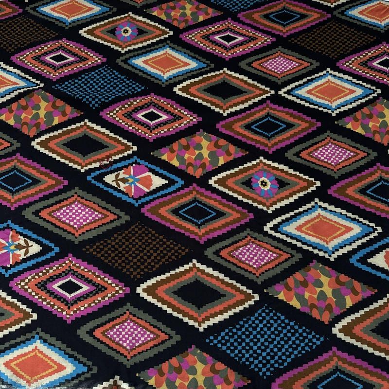 Tecido Viscose Estampada Losangos Boho Multicoloridos Fundo Preto •