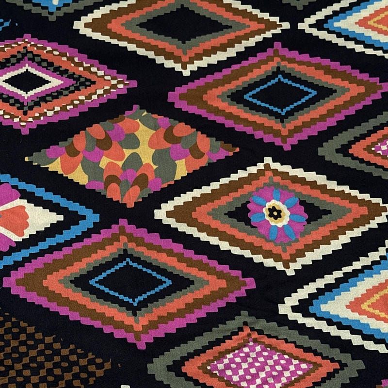 Tecido Viscose Estampada Losangos Boho Multicoloridos Fundo Preto •