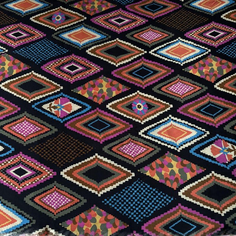 Tecido Viscose Estampada Losangos Boho Multicoloridos Fundo Preto •
