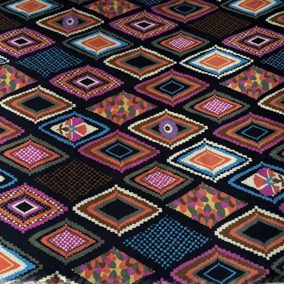 Tecido Viscose Estampada Losangos Boho Multicoloridos Fundo Preto •