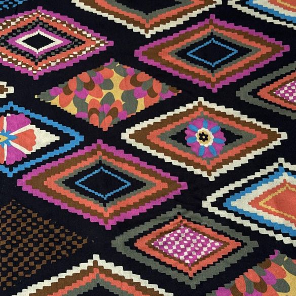 Tecido Viscose Estampada Losangos Boho Multicoloridos Fundo Preto •