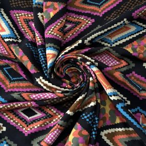 Tecido Viscose Estampada Losangos Boho Multicoloridos Fundo Preto •