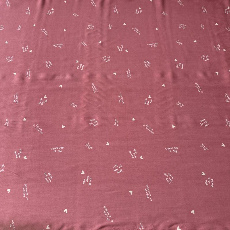 Tecido Viscose Estampada Corações e Mensagens Rosé Antigo • Conexão
