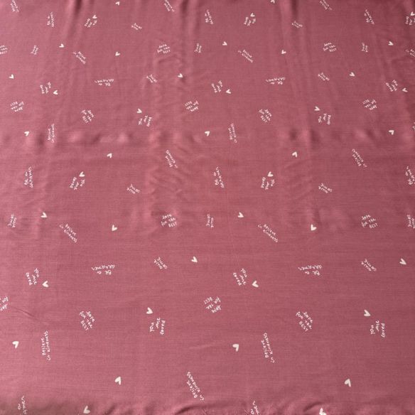 Tecido Viscose Estampada Corações e Mensagens Rosé Antigo • Conexão