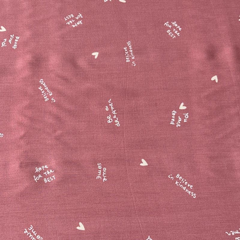 Tecido Viscose Estampada Corações e Mensagens Rosé Antigo • Conexão