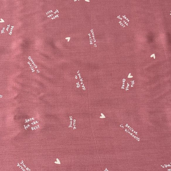 Tecido Viscose Estampada Corações e Mensagens Rosé Antigo • Conexão