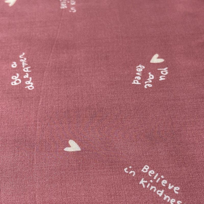 Tecido Viscose Estampada Corações e Mensagens Rosé Antigo • Conexão