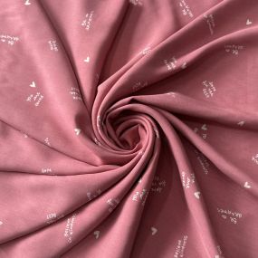 Tecido Viscose Estampada Corações e Mensagens Rosé Antigo • Conexão