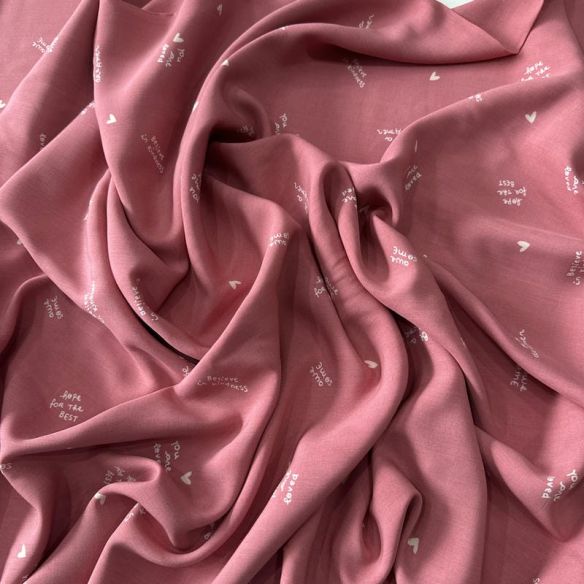 Tecido Viscose Estampada Corações e Mensagens Rosé Antigo • Conexão
