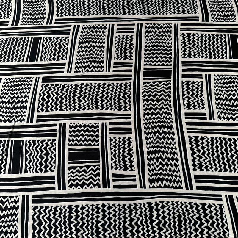 Tecido Viscose Estampada Geométrico Évora Preto e Off White • Conexão