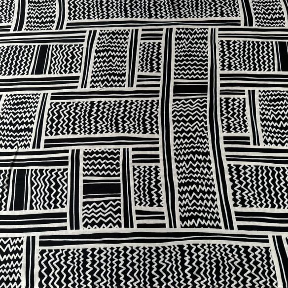 Tecido Viscose Estampada Geométrico Évora Preto e Off White • Conexão