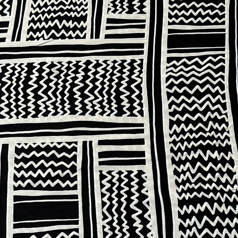 Tecido Viscose Estampada Geométrico Évora Preto e Off White • Conexão