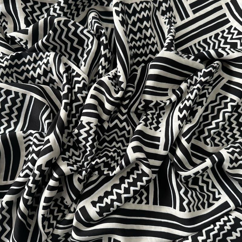 Tecido Viscose Estampada Geométrico Évora Preto e Off White • Conexão