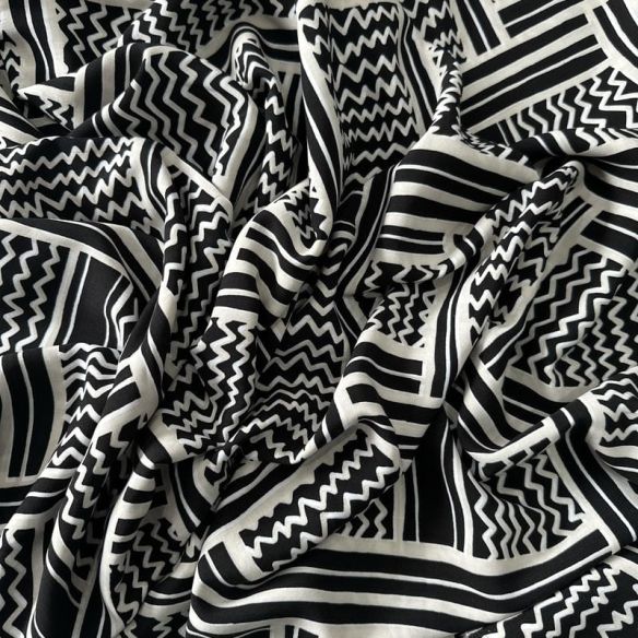 Tecido Viscose Estampada Geométrico Évora Preto e Off White • Conexão