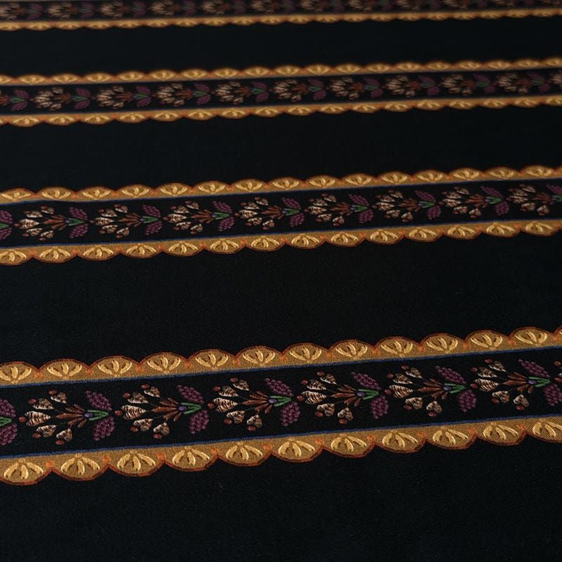 Tecido Viscose Estampada Listrado Floral Versalhes Preto e Ocre •