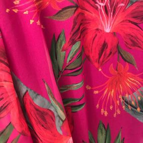 Tecido Musseline Toque De Seda Estampada Hibisco Rubi • Conexão 2