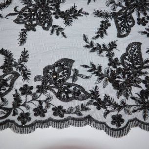 TULE BORDADO COM PEDRARIAS PRETO. 