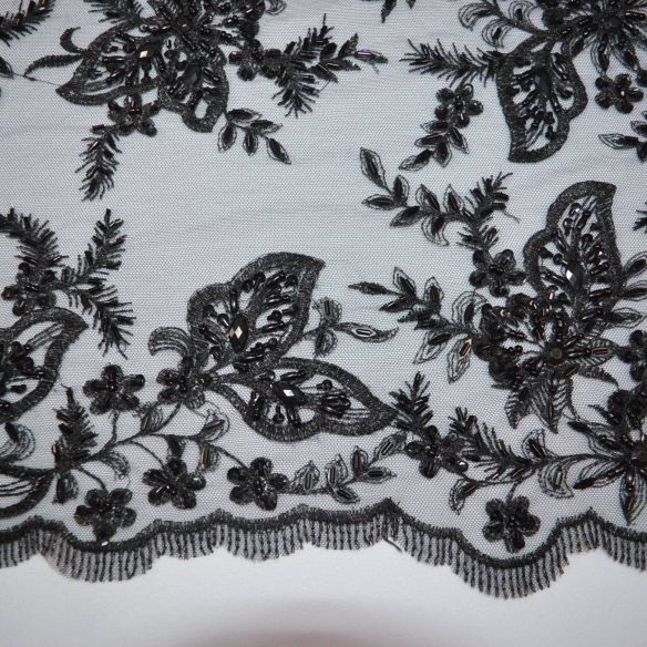 TULE BORDADO COM PEDRARIAS PRETO. 