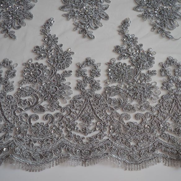 TULE BORDADO COM PEDRARIAS PRATA. 