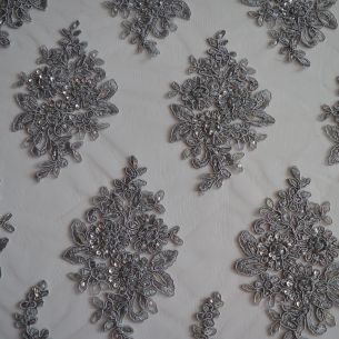 TULE BORDADO COM PEDRARIAS PRATA.  2