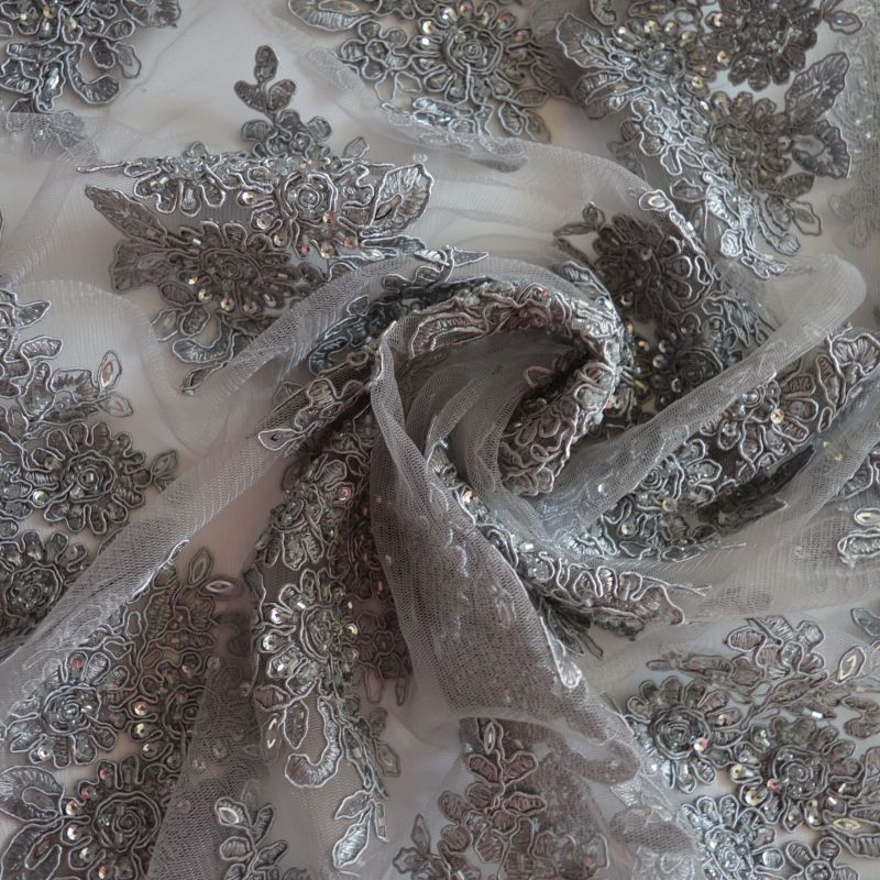 TULE BORDADO COM PEDRARIAS PRATA. 