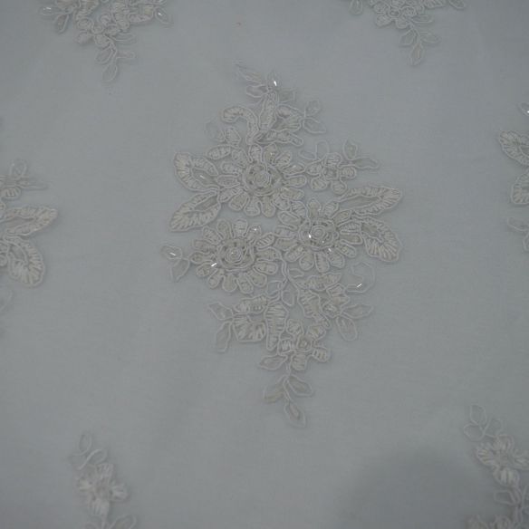 TULE BORDADO COM PEDRARIAS BRANCO OFF. 