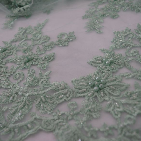 TULE BORDADO COM PEDRARIAS VERDE ÁGUA. 