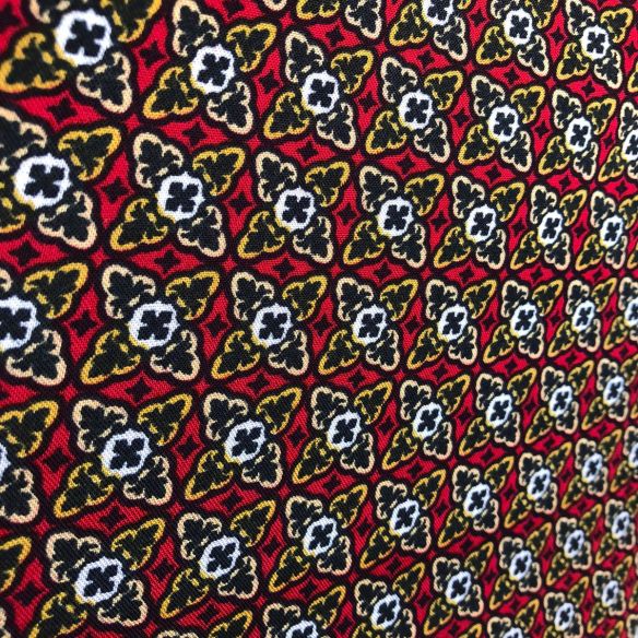 Tecido Viscose Estampa Estônia Vermelha • Conexão Tecidos