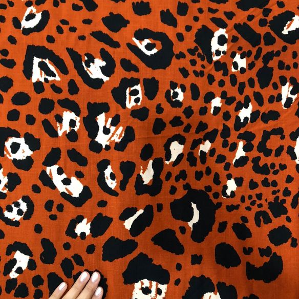 Tecido Viscolinho Estampado Animal Print Terracota • Conexão Tecidos