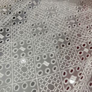 Tecido Chiffon De Seda Bordado Off • Conexão Tecidos 2