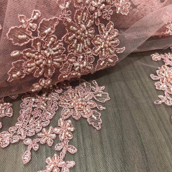 TULE BORDADO COM PEDRARIAS PÊSSEGO. 