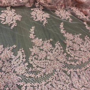 TULE BORDADO COM PEDRARIAS PÊSSEGO. 