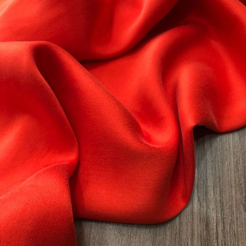 Tecido Cetim de Seda Liso Estonado Vermelho Coral • Conexão Tecidos