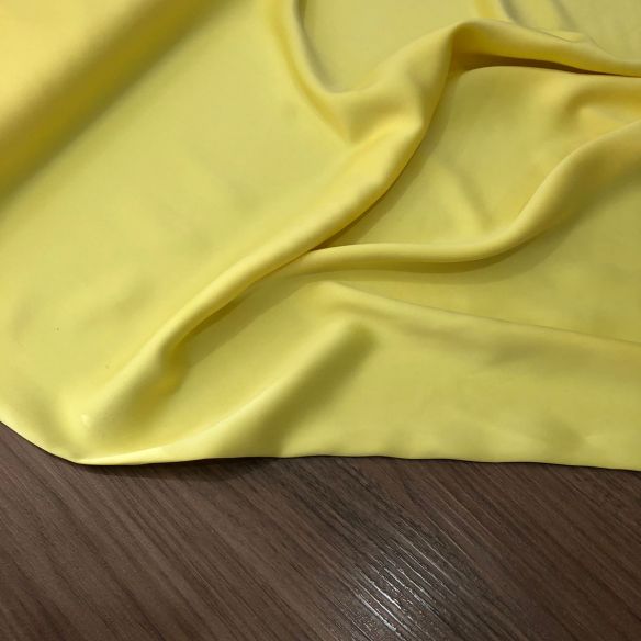 Tecido Cetim de Seda Liso Estonado Amarelo Íris • Conexão Tecidos