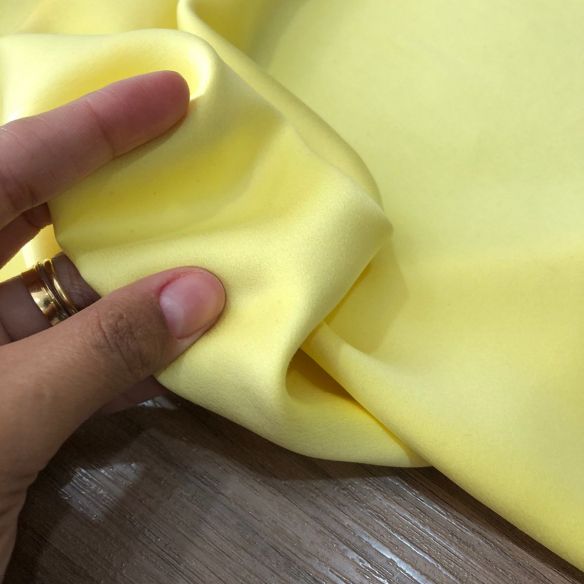 Tecido Cetim de Seda Liso Estonado Amarelo Íris • Conexão Tecidos