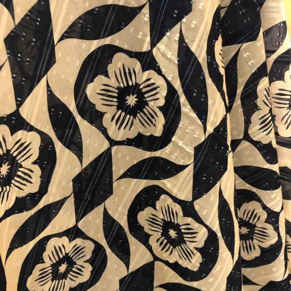 TECIDO CAMBRAIA DE ALGODÃO FLORAL COM LUREX • Conexão Tecidos TECIDO CAMBRAIA DE ALGODÃO FLORAL COM LUREX • Conexão Tecidos