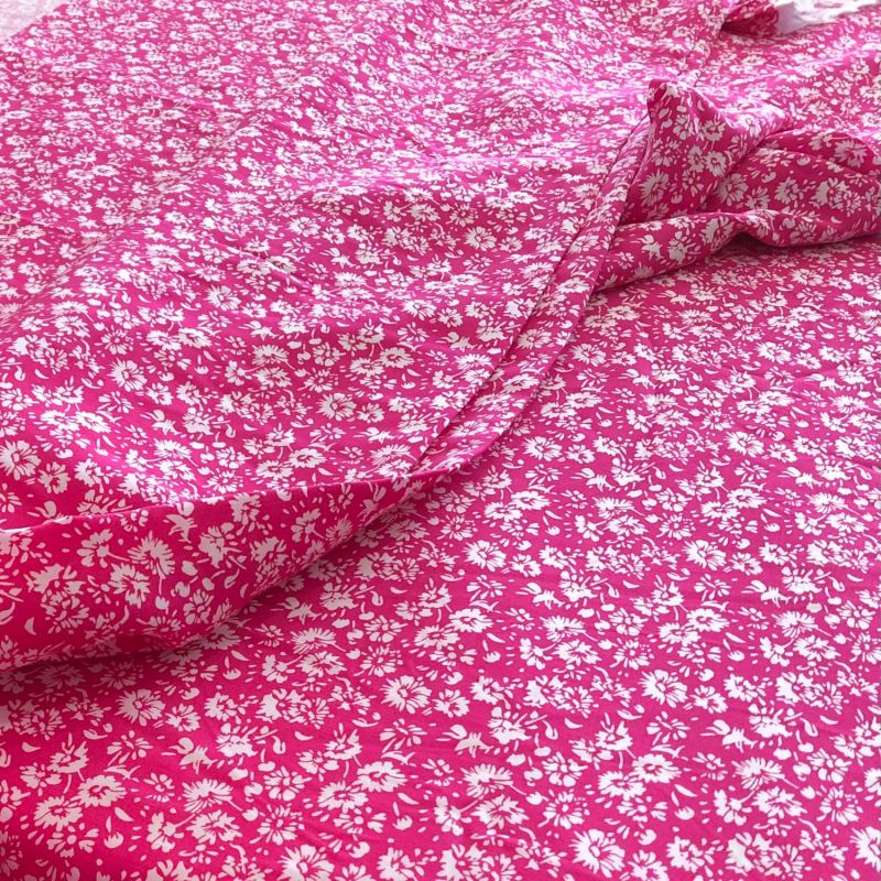 Tecido de Viscose Florais Pequenos Pink • Conexão Tecidos