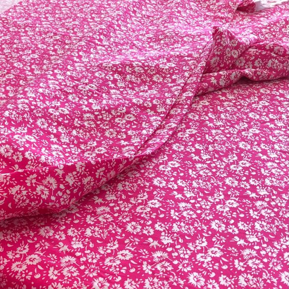 Tecido de Viscose Florais Pequenos Pink • Conexão Tecidos