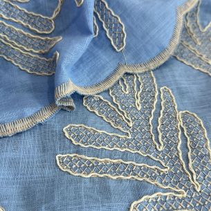 TECIDO CAMBRAIA DE ALGODÃO BORDADA AZUL • Conexão Tecidos