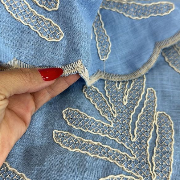 TECIDO CAMBRAIA DE ALGODÃO BORDADA AZUL • Conexão Tecidos