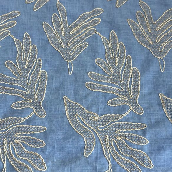 TECIDO CAMBRAIA DE ALGODÃO BORDADA AZUL • Conexão Tecidos