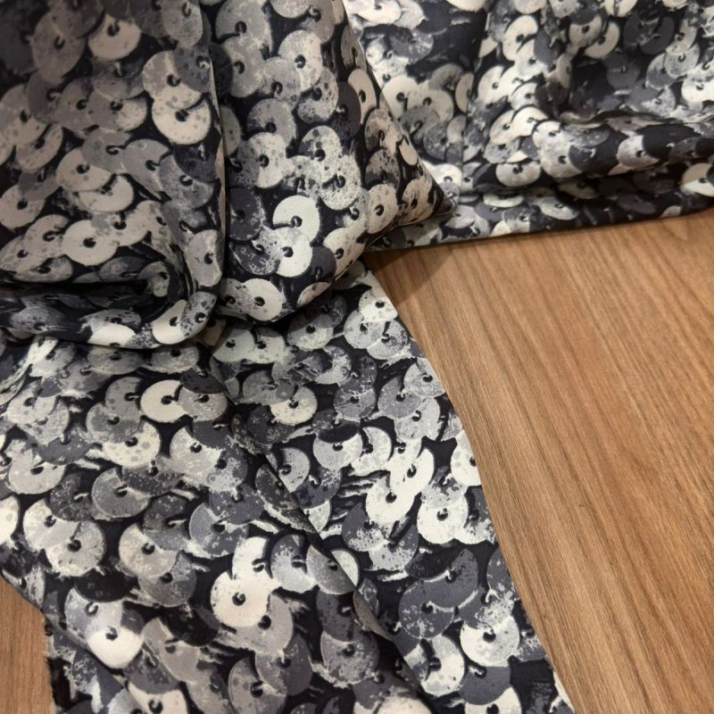 Tecido Cetim de Seda Estampado Paetê 3D Black • Conexão Tecidos