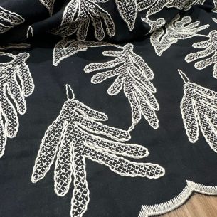 TECIDO CAMBRAIA DE ALGODÃO BORDADA P/B • Conexão Tecidos