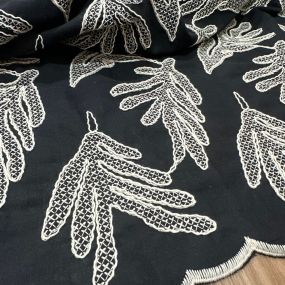 Tecido Cambraia De Algodão Bordada P&B • Conexão Tecidos